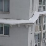 Внимание с крыши и козырьков на фасаде падает лед
